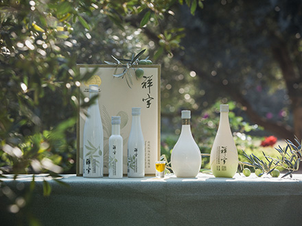 祥宇特級(jí)初榨橄欖油，純手工采摘、精選優(yōu)質(zhì)油橄欖鮮果，用意大利貝亞雷斯全自動(dòng)設(shè)備物理冷榨工藝，在鮮果采摘后8小時(shí)內(nèi)限時(shí)鮮榨而成。