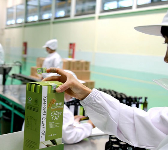 公司國(guó)通“訂單農(nóng)業(yè)”模式，獨(dú)創(chuàng)8小時(shí)限時(shí)鮮榨，從手工采摘、按質(zhì)收購(gòu)、便捷運(yùn)輸、純物理冷榨、充氮低恒溫儲(chǔ)存、灌裝等全程管理，并通過(guò)嚴(yán)格的品質(zhì)控..