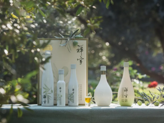 從甘肅隴南的青山幽谷，到一線(xiàn)城市的高端賣(mài)場(chǎng)；從一顆油橄欖在晨露中初綻的青澀，到一..